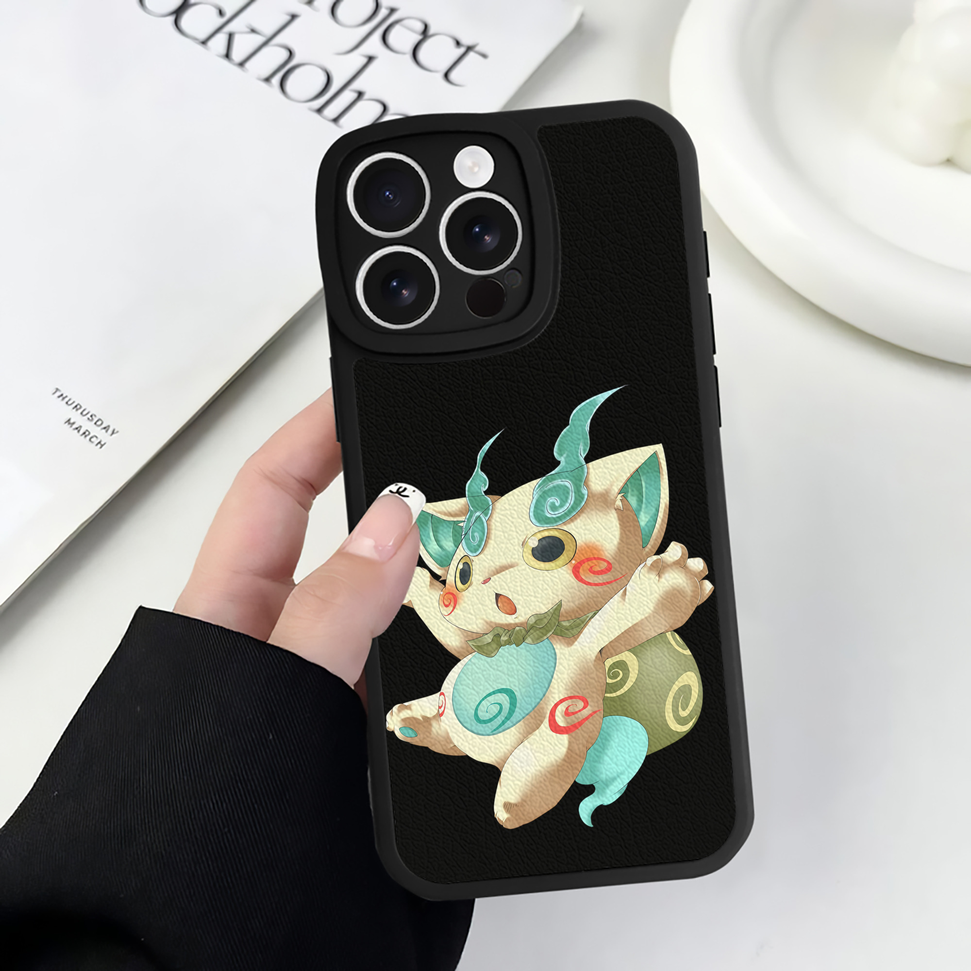 （画像用） 妖怪ウォッチ Yo-kai Watch 【iPhone 16シリーズ対応】シリコンスマホケース（レザー調） 材質：シリコン